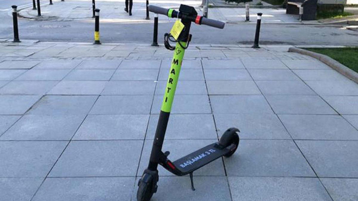 Martı Scooter Kepenklerine Kilitlenince Dükkanını Kapatamayan Ressam Sosyal Medyada Gündem Oldu