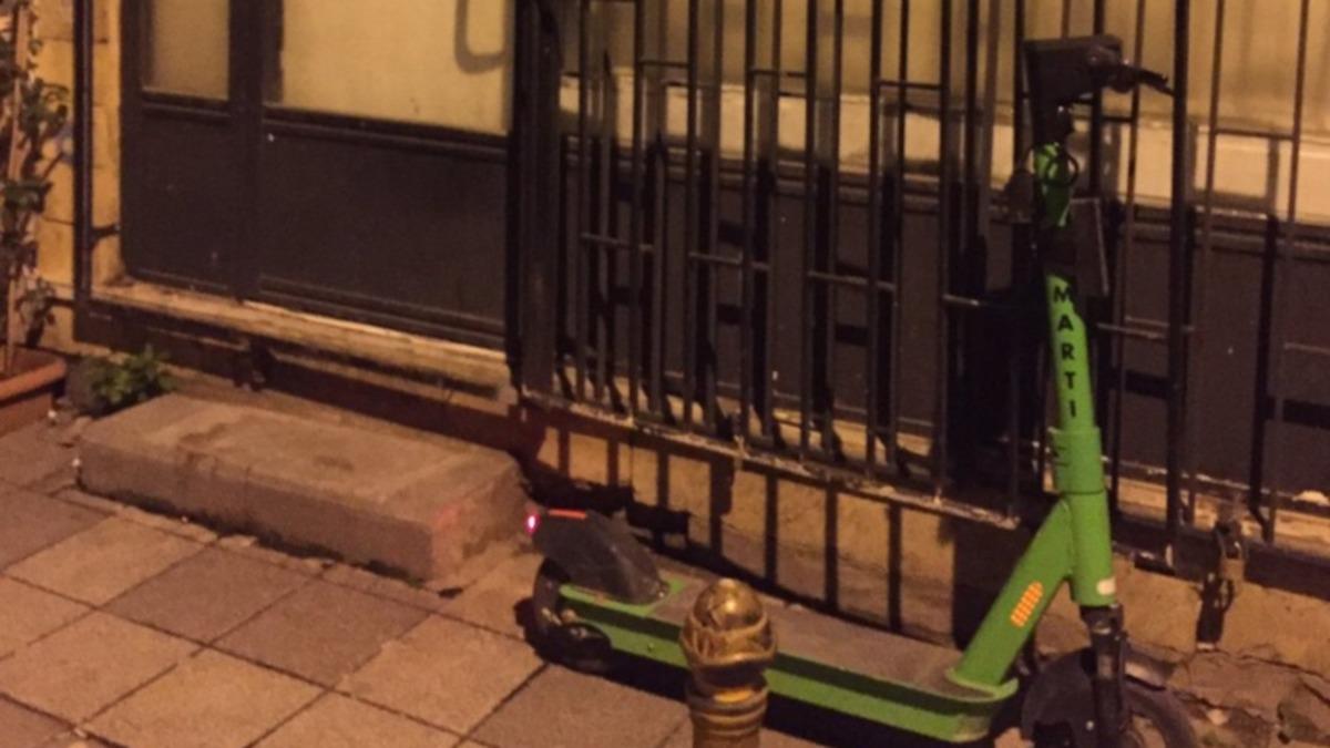 Martı Scooter Kepenklerine Kilitlenince Dükkanını Kapatamayan Ressam Sosyal Medyada Gündem Oldu
