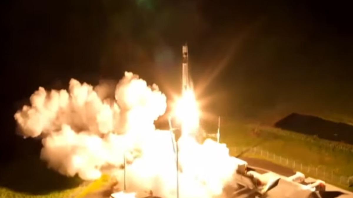 İnsanlık Yeniden Ay’a Ayak Basmadan Önce Ön Bilgi Sağlayacak Capstone Uydusu Uzaya Fırlatıldı! [Video]