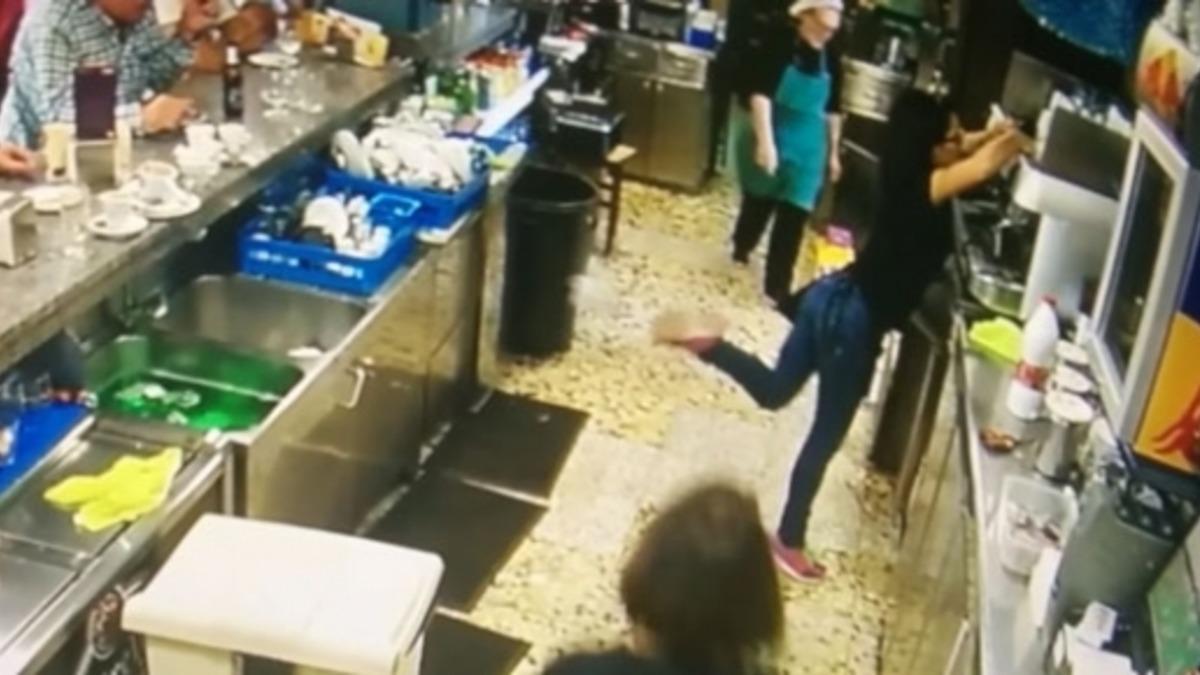 Refleksiyle Sosyal Medyayı Yerinden Oynatan Garson Kız