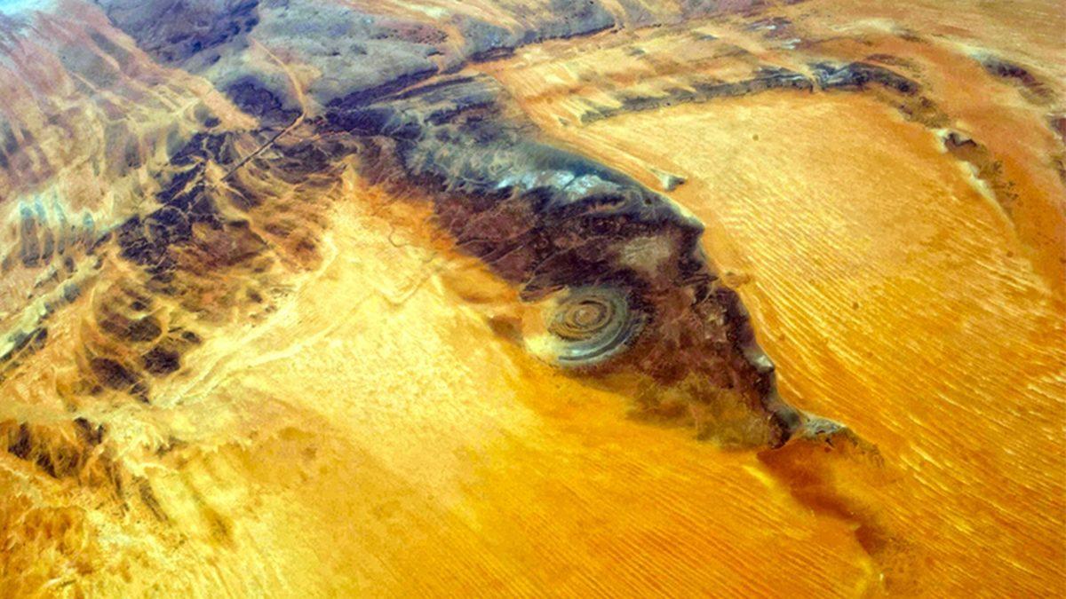 Sahra Çölü’ndeki Bu Esrarengiz Göz Şekli Neyin Nesi? İçine Koca Bir Şehir Sığıyor!