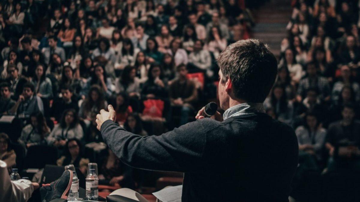 Topluluk Önünde Konuşma Korkunuzun Kökeninde Aslında Ne Yatıyor?