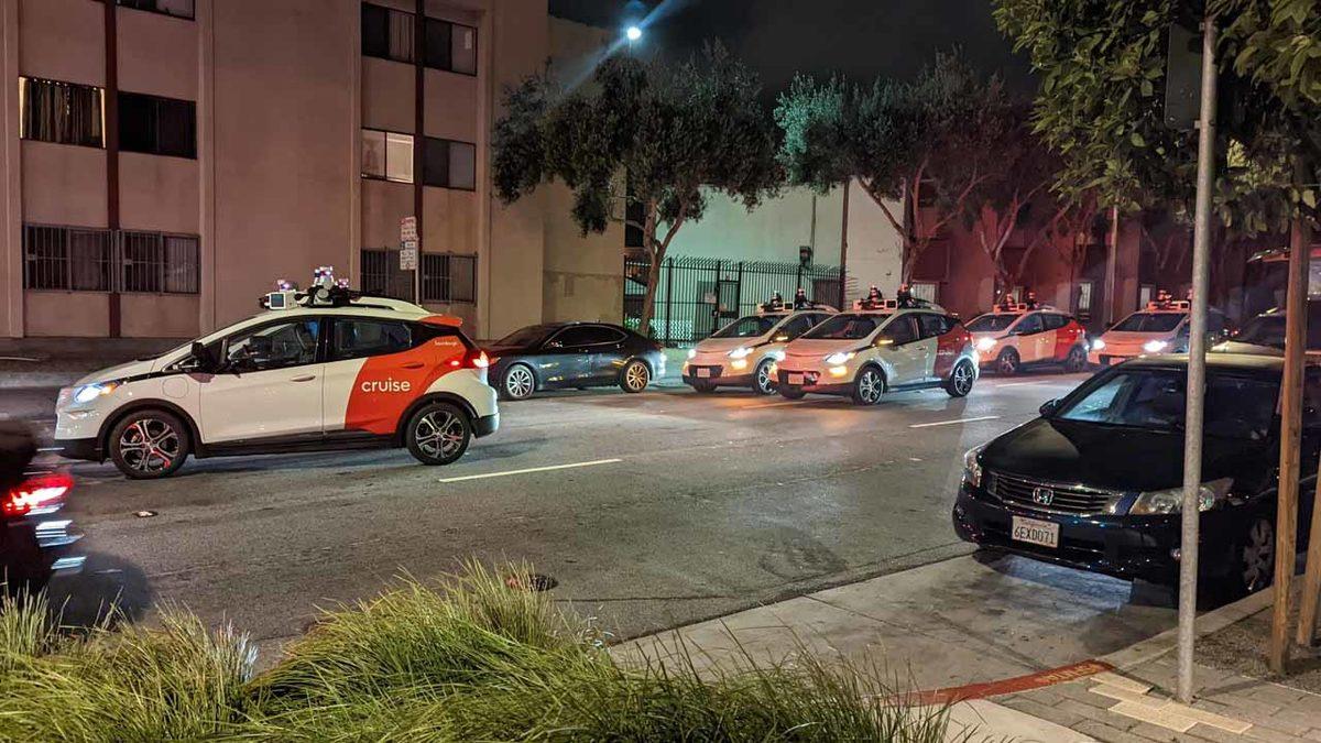 Maganda Yapay Zeka Görmedik Demeyiz: Bir Grup Otonom Taksi Yol Kesti, Trafiği Saatlerce Durdurdu!