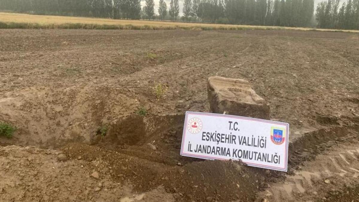 Eskişehir’de Tarlasını Süren Bir Çiftçi, Roma Dönemine Ait Tarihi Eser Buldu