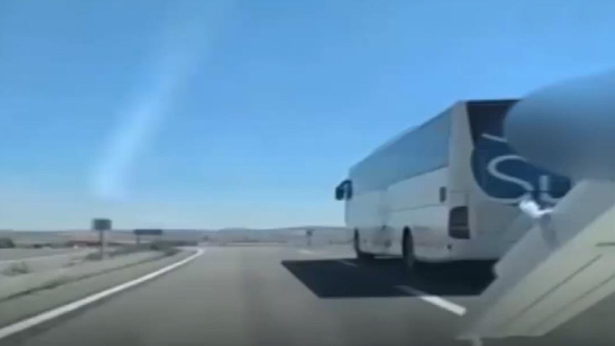 Araba Sürerken Sosyal Medyada Canlı Yayın Açan Adam, Kendi Trafik Kazasını Kaydetti [Video]