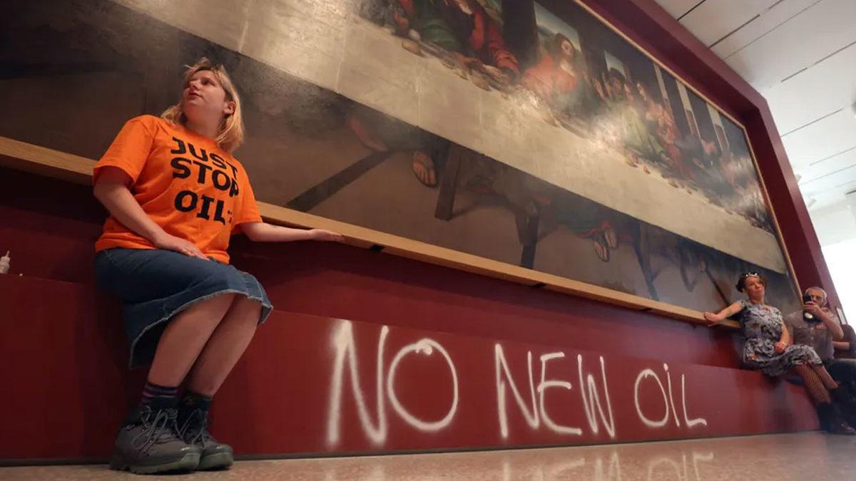 Bir Grup İklim Aktivisti, Son Akşam Yemeği Tablosunun Kopyasına Saldırdı: Kendilerini Tabloya Yapıştırdılar!