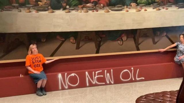 Bir Grup İklim Aktivisti, Son Akşam Yemeği Tablosunun Kopyasına Saldırdı: Kendilerini Tabloya Yapıştırdılar!