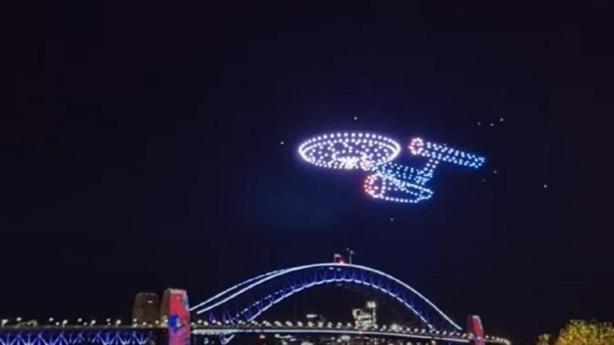 Işınla Bizi Scotty: Star Trek’in İkonik Gemisi Atılgan, Drone Gösterisi İle Gökyüzüne Çıktı