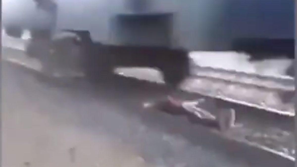 Mısır’da Rayların Üzerine Yatan TikTok Kullanıcısı, Üzerinden Trenin Geçmesine İzin Verdi [Video]