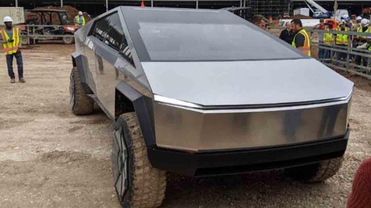 Elon Musk, 6 Aydır Ortalıkta Görünmeyen Cybertruck ile Şirketin Fabrika İnşaatına Gitti