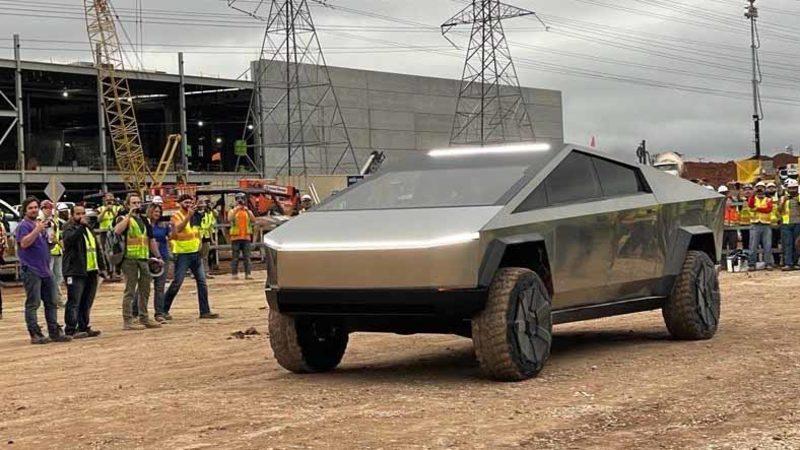 Elon Musk, 6 Aydır Ortalıkta Görünmeyen Cybertruck ile Şirketin Fabrika İnşaatına Gitti