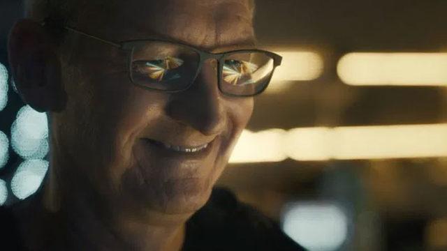 Tim Cook’un Ajan Kılığına Girip Şirkete Gizlice Girdiği Tanıtım Filmine Gelen Eğlenceli Tepkiler