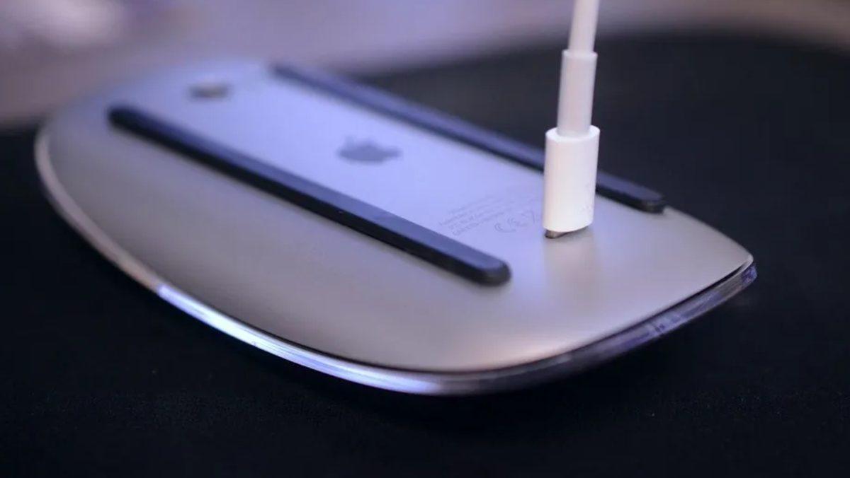 Apple, Magic Mouse 2’nin Sinir Bozucu Tasarım Hatasını Yine Düzeltmedi: Böcek Gibi Ters Çevirip Şarj Etmeye Devam