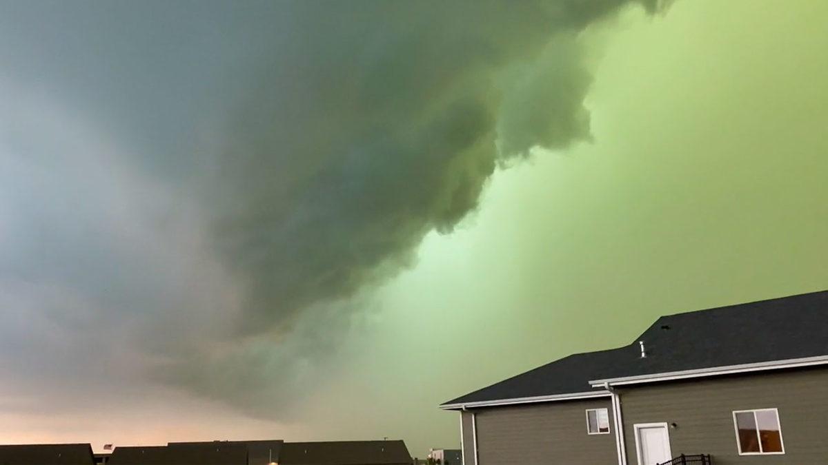 Gökyüzü Yemyeşil Oldu! ABD’de Kaydedilen Ürkütücü Görüntülere Açıklama Geldi