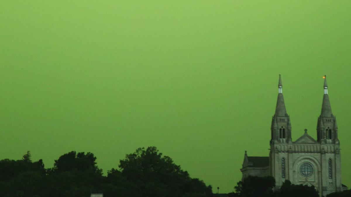 Gökyüzü Yemyeşil Oldu! ABD’de Kaydedilen Ürkütücü Görüntülere Açıklama Geldi