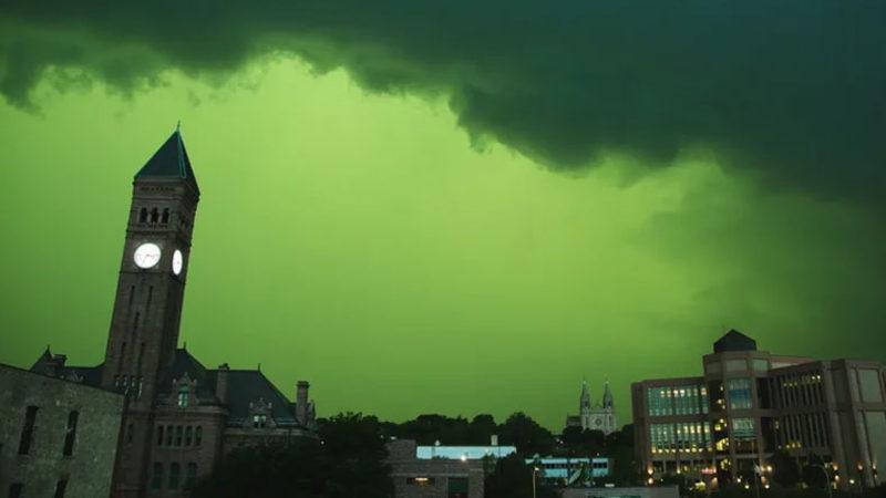 Gökyüzü Yemyeşil Oldu! ABD’de Kaydedilen Ürkütücü Görüntülere Açıklama Geldi