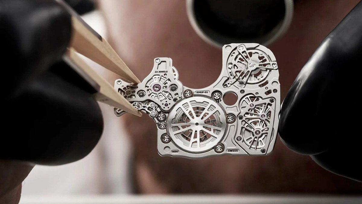 Dünyanın En İnce Saati Satışa Çıktı: Kendi Kitap Ayracı Olacak Kadar İnce, Fiyatı Spor Otomobil Satın Alabilecek Kadar Yüksek