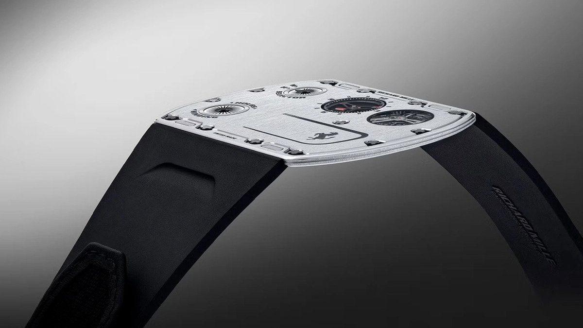 Dünyanın En İnce Saati Satışa Çıktı: Kendi Kitap Ayracı Olacak Kadar İnce, Fiyatı Spor Otomobil Satın Alabilecek Kadar Yüksek