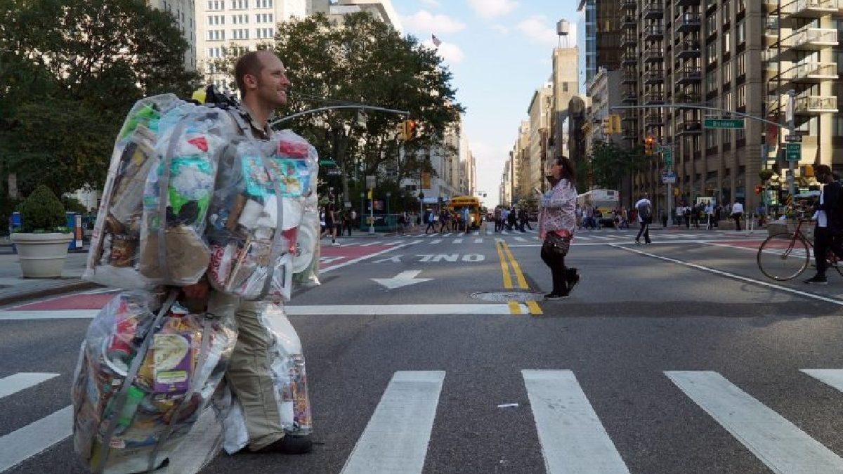 Çöpleri Atmak Yerine Oldukça Manidar Bir Sebeple ’Üzerine Giyen’ Aktivistin Dikkat Çeken Eylemi