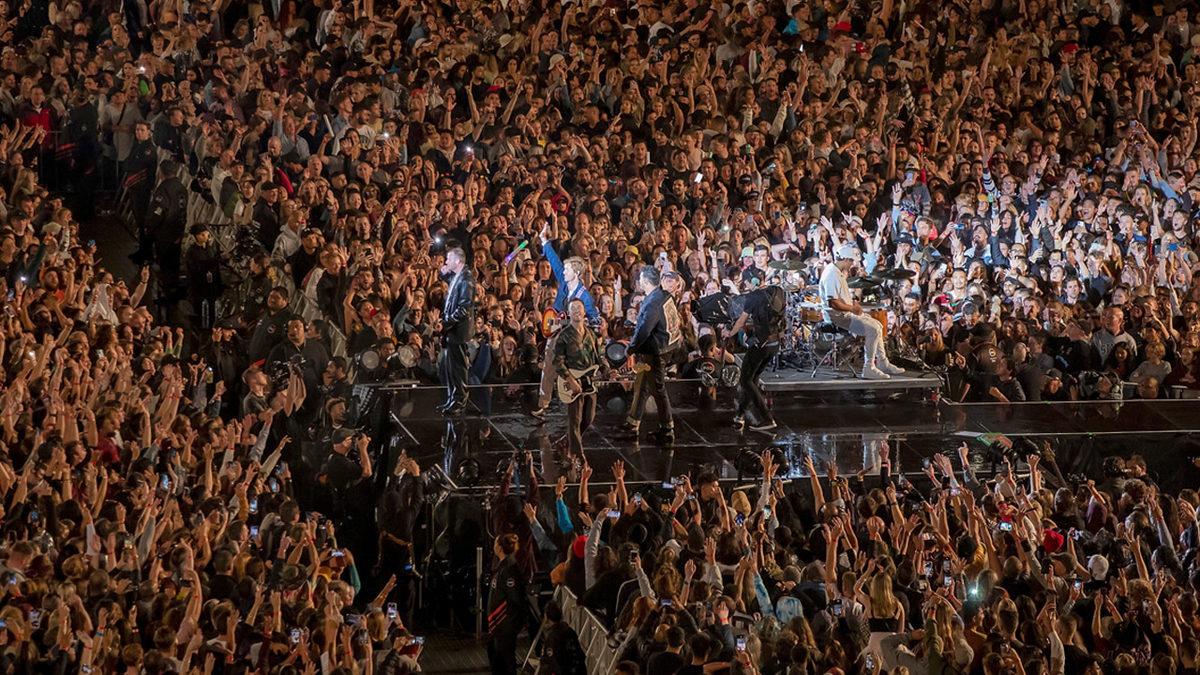 Yeni Zelanda’da Maske ve Sosyal Mesafenin Olmadığı 50 Bin Kişilik Konser Düzenlendi [Video]