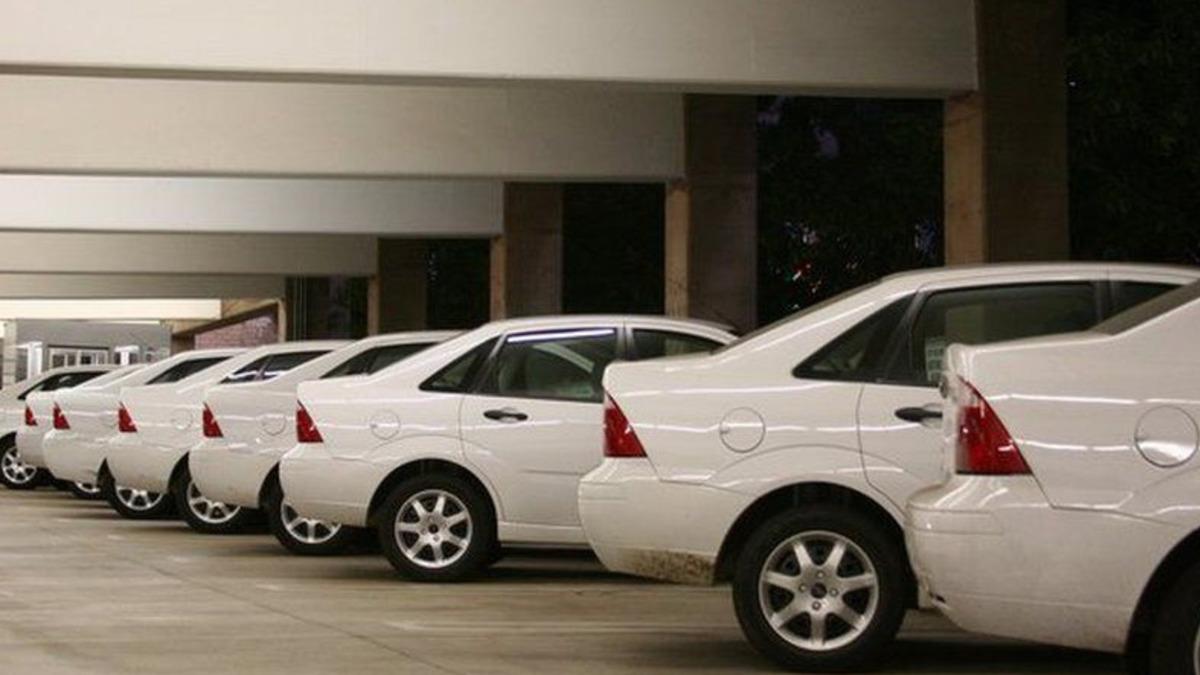 Otomobil Şirketlerinden Aylarca Teslim Edilemeyen Siparişlere Alternatif Çözüm: Standart Renklerde Sınırlı Donanım Seçeneği...