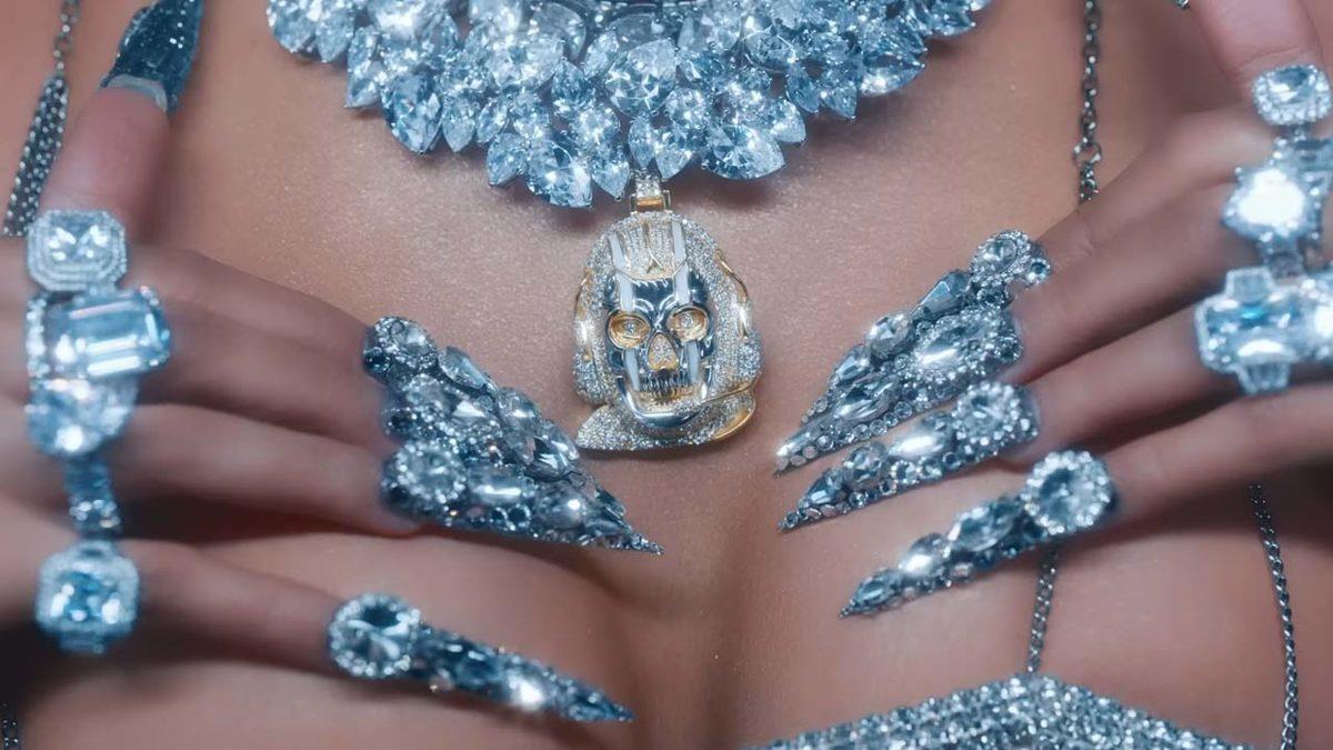 Activision’dan 18+ Tanıtım: Cardi B, Yeni Klibinde Call of Duty: Modern Warfare 2 Kolyesi Taktı [Video]