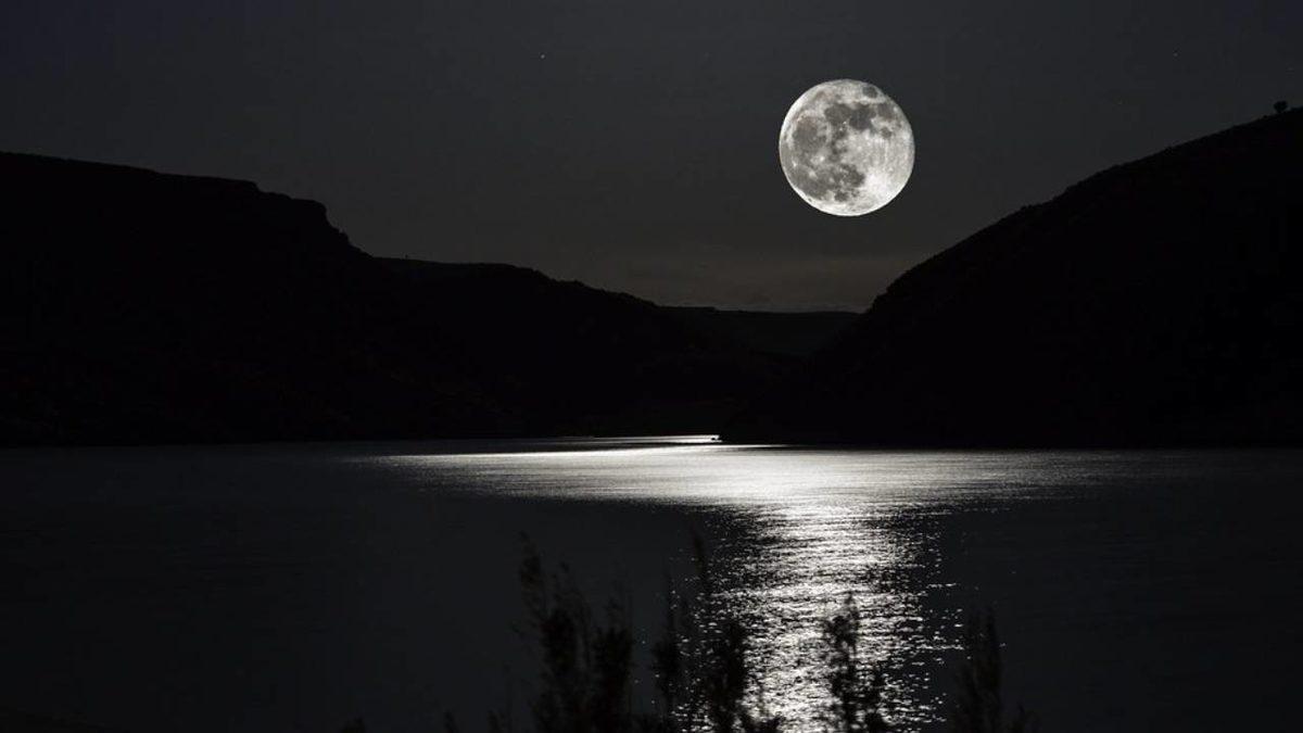 Denizleri Bile Kabartan Dolunay, Vücudunun %60’ı Sudan Oluşan İnsanları Gerçekten Etkiler mi?