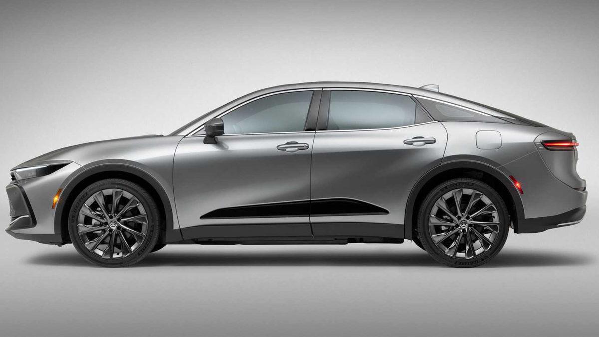 2023 Toyota Crown Tanıtıldı: Tasarımına Ayrı, Performansına Ayrı Hayran Kalacaksınız...