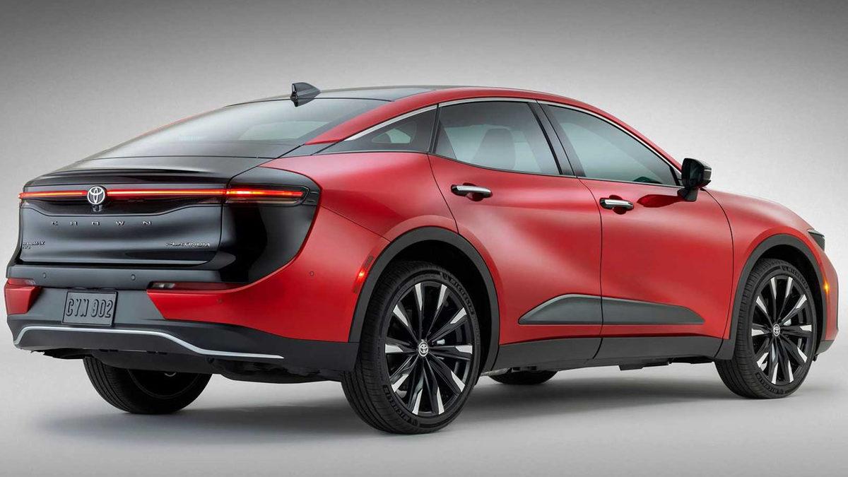 2023 Toyota Crown Tanıtıldı: Tasarımına Ayrı, Performansına Ayrı Hayran Kalacaksınız...