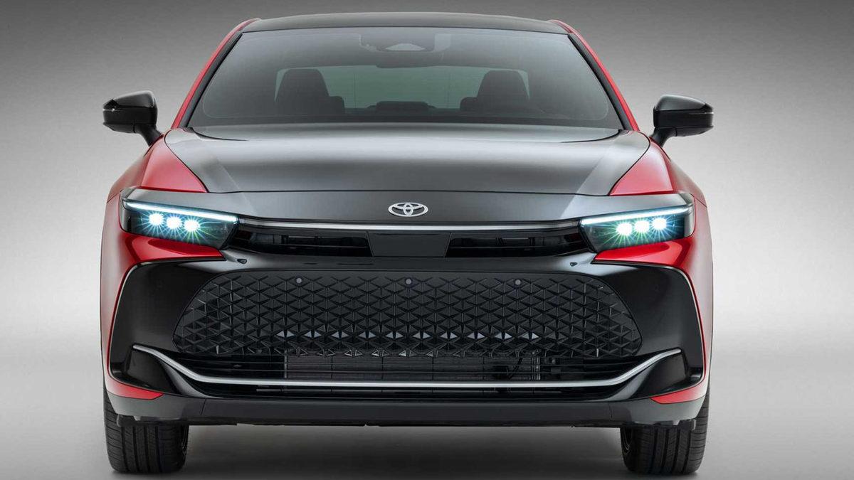 2023 Toyota Crown Tanıtıldı: Tasarımına Ayrı, Performansına Ayrı Hayran Kalacaksınız...