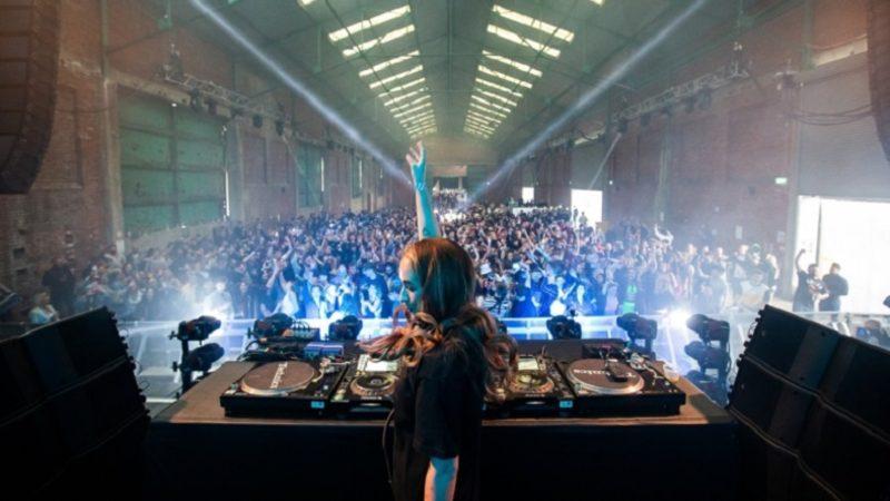 İngiltere’de 3 Bin Kişinin Katılımıyla Maskesiz ve Mesafesiz Parti Gerçekleştirildi