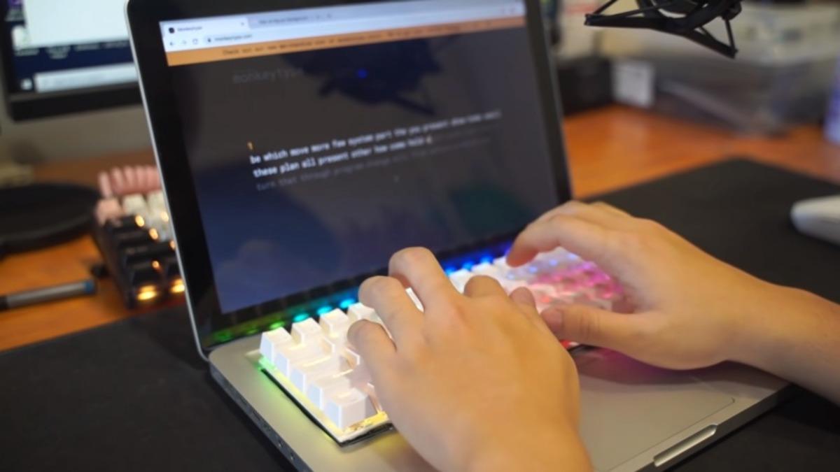 Hüsranla Biten Bir Deneme: Orijinal MacBook Klavyesi Mekanik Klavye ile Değiştirildi [Video]