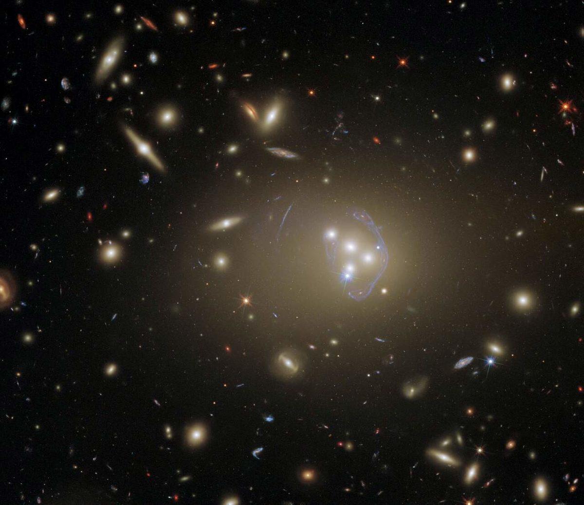 Hubble Uzay Teleskobu, Güzelliğiyle Büyüleneceğiniz Bir Galaksi Kümesinin Görüntüsünü Yakaladı