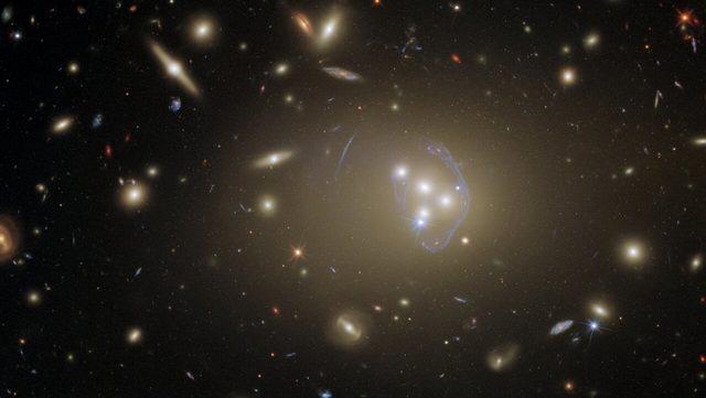 Hubble Uzay Teleskobu, Güzelliğiyle Büyüleneceğiniz Bir Galaksi Kümesinin Görüntüsünü Yakaladı