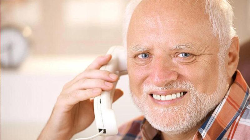 İnternet Fenomeni ’Acısını Saklayan Harold’ Aşı Olduktan Sonra COVID’e Yakalandı