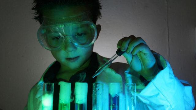 Evde Sıkılan Çocuklara Bilimi Sevdirecek 6 Basit Deney