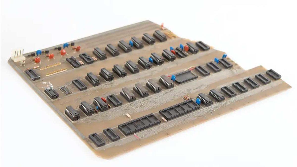 Steve Jobs’ın Elleriyle Tasarladığı İlk Apple Bilgisayarı Açık Arttırmayla Satılıyor: Şimdiden Yüzbinlerce Dolar Teklif Geldi