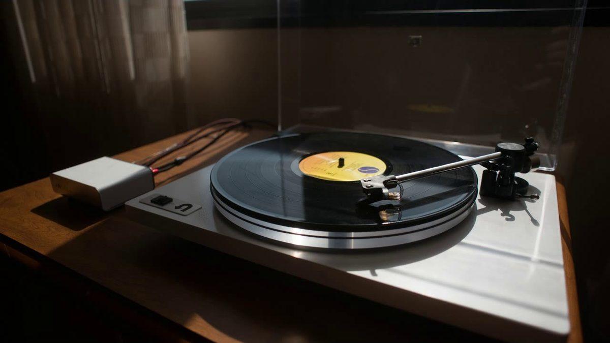 Yıllar Geçse Bile Modası Geçmeyen ’Plak’ Nedir, Neden Bazılarına Göre Dijitalden Bile Daha İyi Bir Sese Sahip?