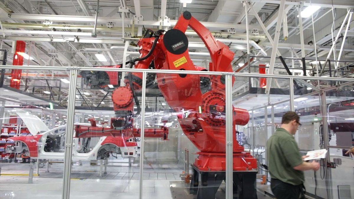 Tesla’da Çalışmanın Sandığınız Kadar Kolay Olmadığını Gösteren 6 Detay