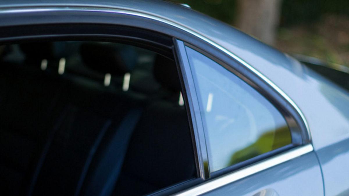 Tüm Otomobillerin Arka Kapısında Yer Alan Bu Küçük, Açılmayan Cam Ne İşe Yarıyor?