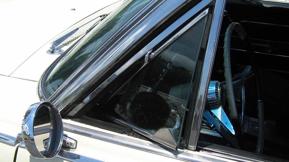 Tüm Otomobillerin Arka Kapısında Yer Alan Bu Küçük, Açılmayan Cam Ne İşe Yarıyor?