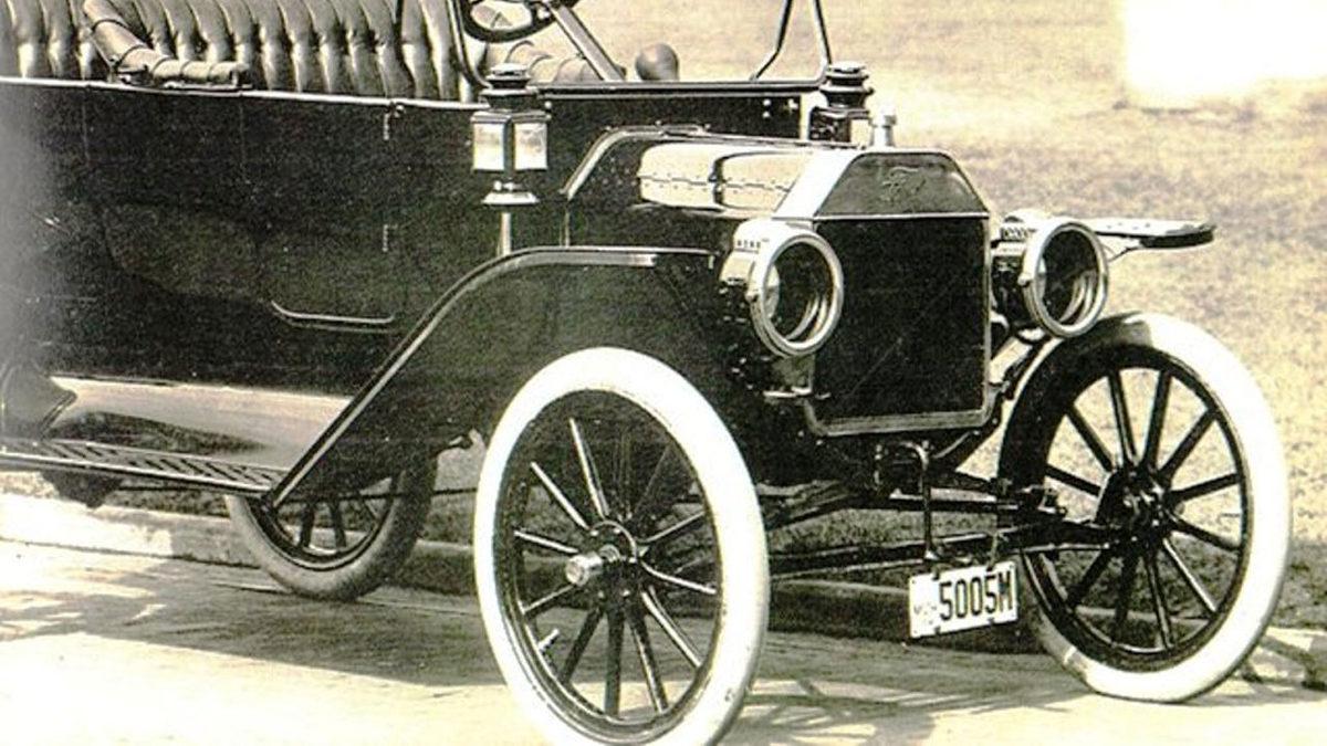 Eskiden Araba Lastiklerinde Neden Beyaz Renk Kullanılırdı? Ne Oldu da Tamamen Siyaha Geçildi?