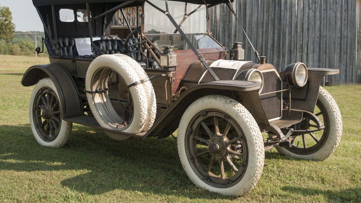Eskiden Araba Lastiklerinde Neden Beyaz Renk Kullanılırdı? Ne Oldu da Tamamen Siyaha Geçildi?