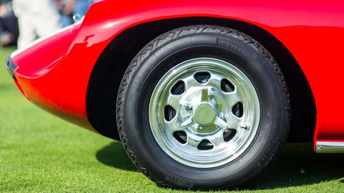 Eskiden Araba Lastiklerinde Neden Beyaz Renk Kullanılırdı? Ne Oldu da Tamamen Siyaha Geçildi?