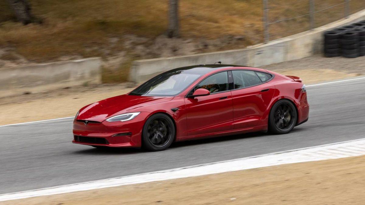 Tesla Model S, Asfalt Canavarlarının Er Meydanı Laguna Seca’da Gayri Resmi Bir Rekor Kırdı [Video]