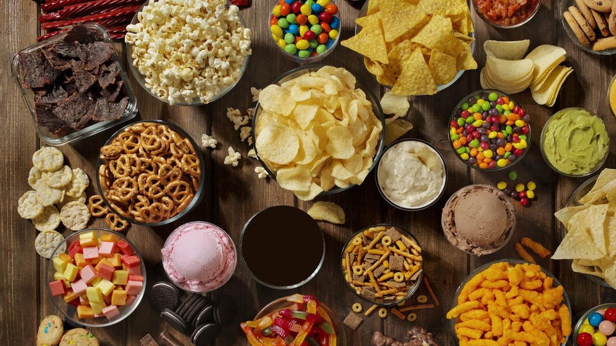 Çok Fazla Abur Cubur Tüketenler Dikkat: Cips, Çikolata Yemekle ’Bunama’ Arasında Bağlantı Bulundu