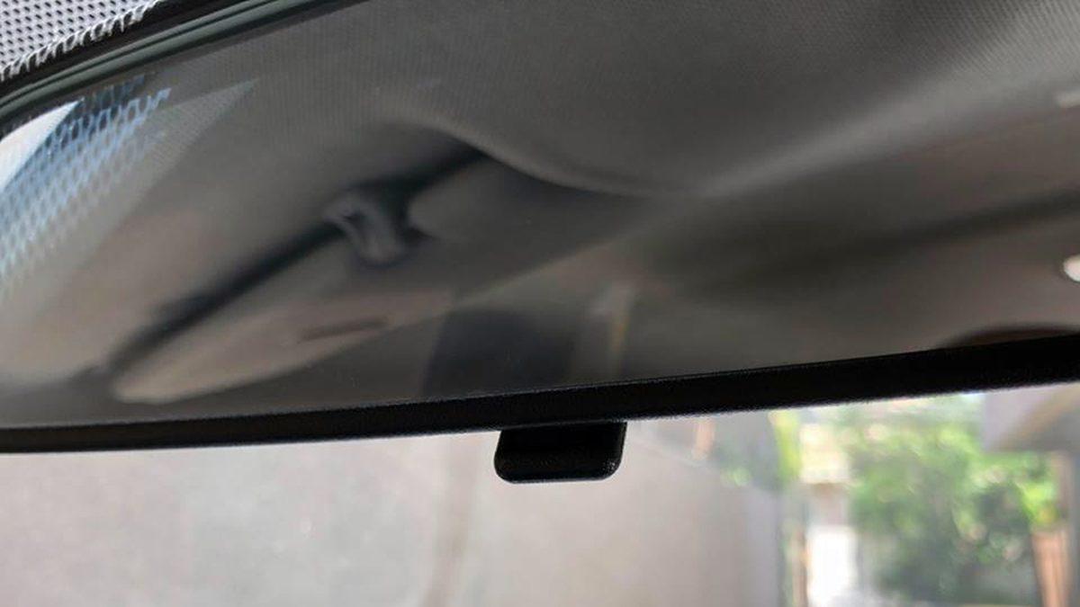 Arabalarda Dikiz Aynasının Altında Bulunan Küçük Çıkıntının ’Vay be!’ Dedirten İşlevi