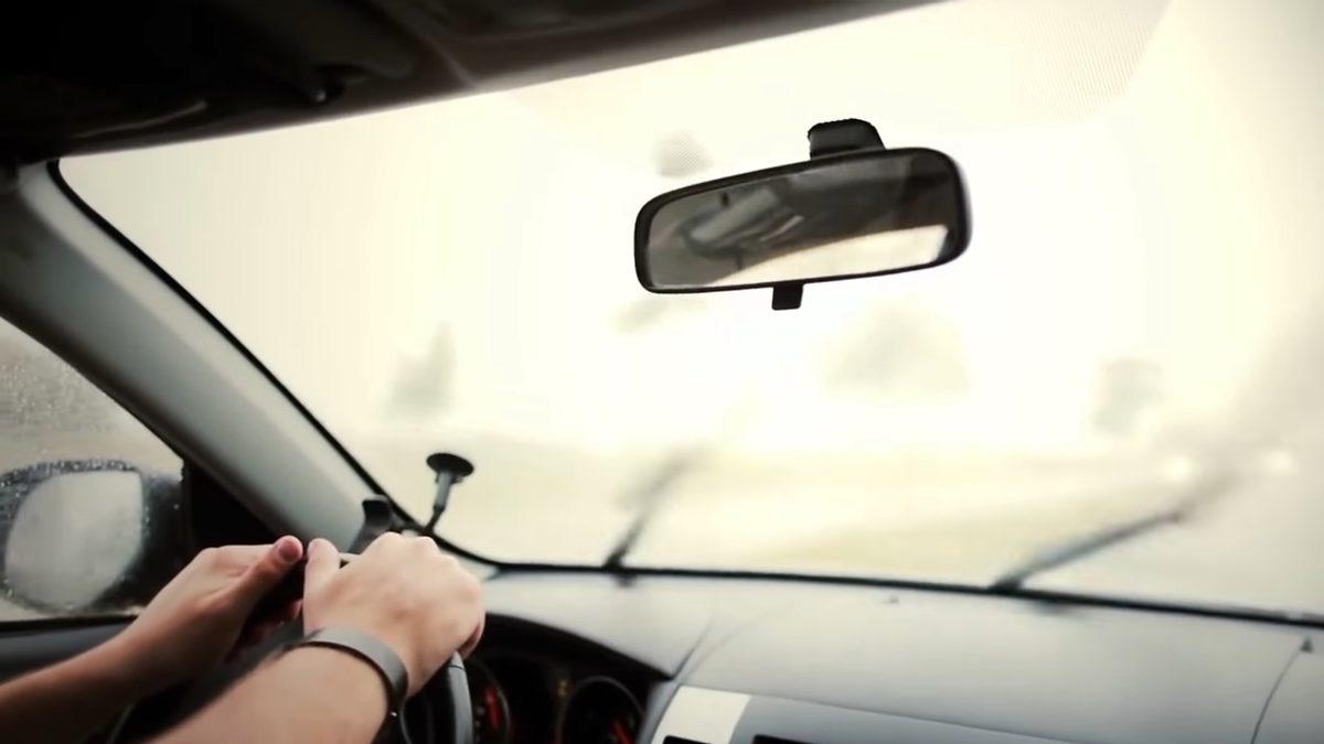 Arabalarda Dikiz Aynasının Altında Bulunan Küçük Çıkıntının ’Vay be!’ Dedirten İşlevi