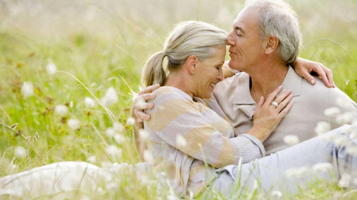 Evli ve Üniversite Mezunu Erkeklerin, Bekar ve ’Okumamış’ Kadınlardan Uzun Yaşadığı Tespit Edildi: Tamam da Niye?