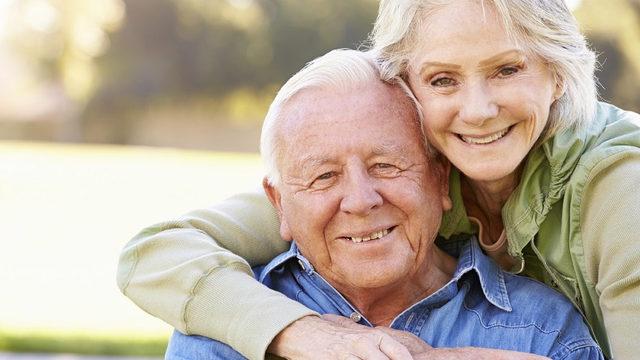 Evli ve Üniversite Mezunu Erkeklerin, Bekar ve ’Okumamış’ Kadınlardan Uzun Yaşadığı Tespit Edildi: Tamam da Niye?